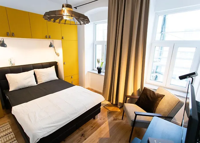 Stilvolle Wohnung Mit Ruhig Gelegenem Balkon