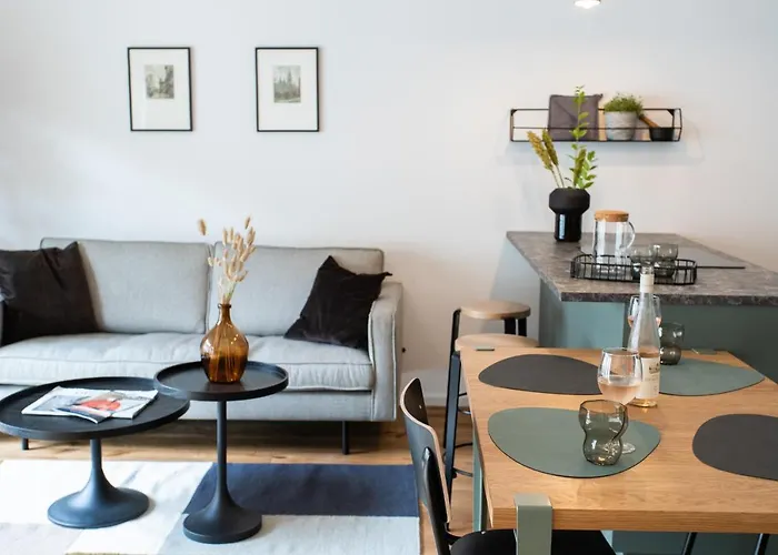 Stilvolle Wohnung Mit Ruhig Gelegenem Balkon