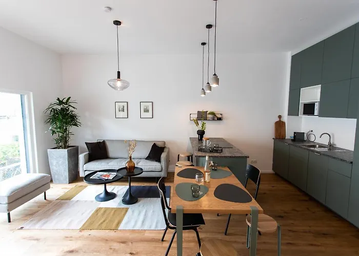 Stilvolle Wohnung Mit Ruhig Gelegenem Balkon